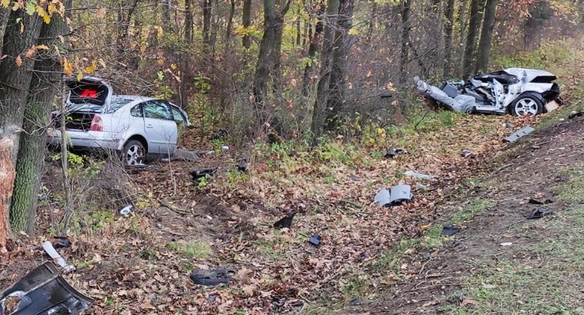 Wypadek na Fabrycznej - pojazd rozpadł się na dwie części