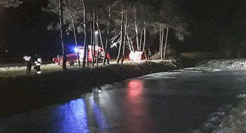 Tragedia w Celigowie - załamała się tafla lodu i osoba wpadła do lodowatej wody  