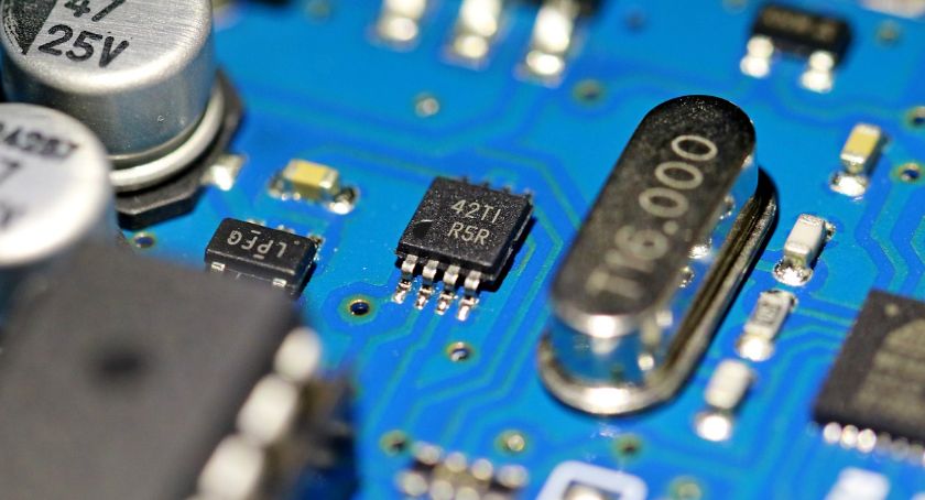 Tworzenie elektroniki – rodzaje montażu oraz różnice