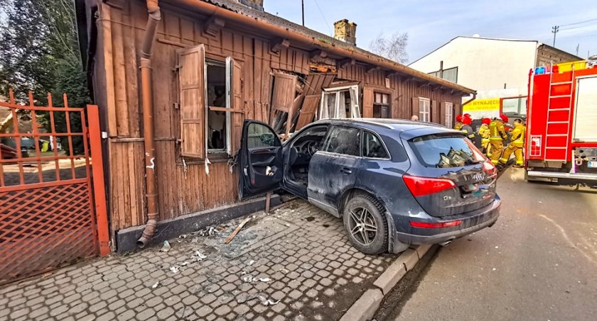 Ulica Jagiellońska w Skierniewicach - pojazd wjechał w budynek 