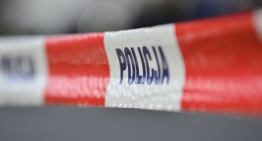 Bolimów: z rzeki wydobyto samochód. Wewnątrz odnaleziono ciało mężczyzny
