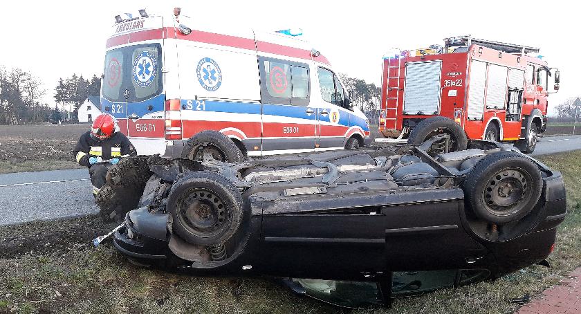Groźny wypadek koło Skierniewic. Seat Leon dachował w rowie