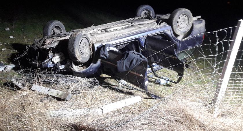 Powiat skierniewicki: Opel ściął słup i dachował
