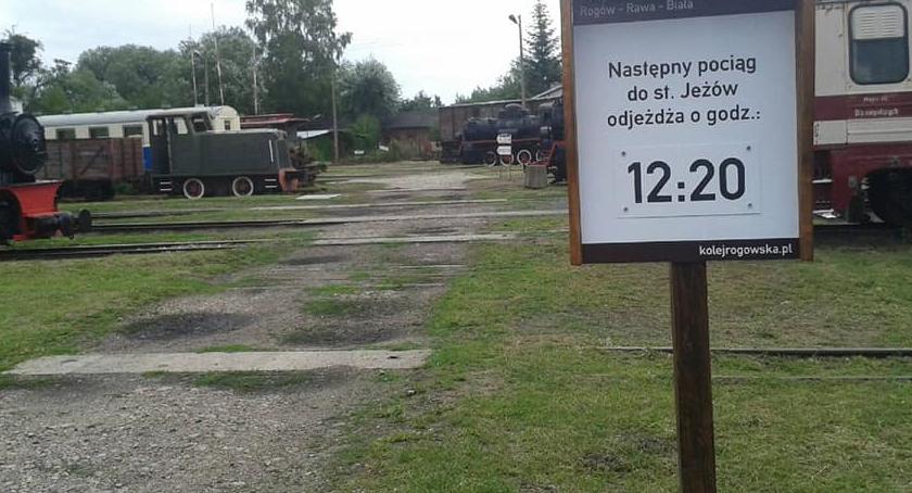 Stoi na stacji lokomotywa – w Rogowie