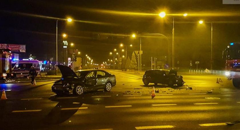 Nocne zderzenie aut na skrzyżowaniu ulic Widok i Wyszyńskiego