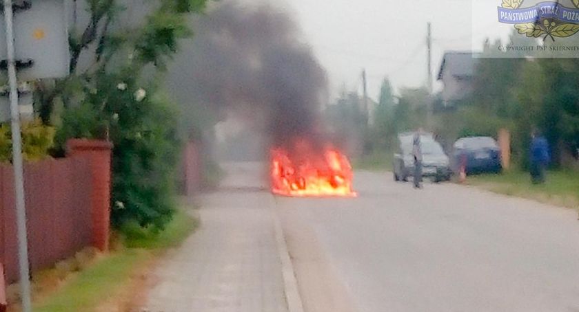 Pożar samochodu osobowego w miejscowości Krosnowa. 
