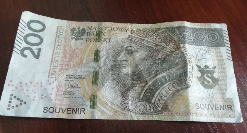 Uwaga na fałszywe banknoty w Skierniewicach