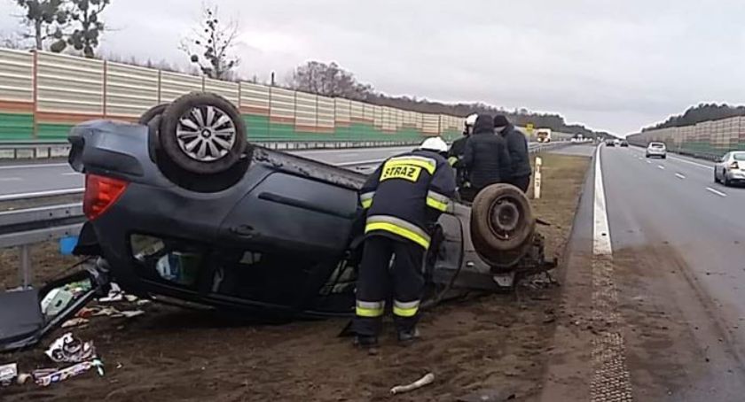 Dachowanie auta na A2. Uwaga utrudnienia w ruchu!