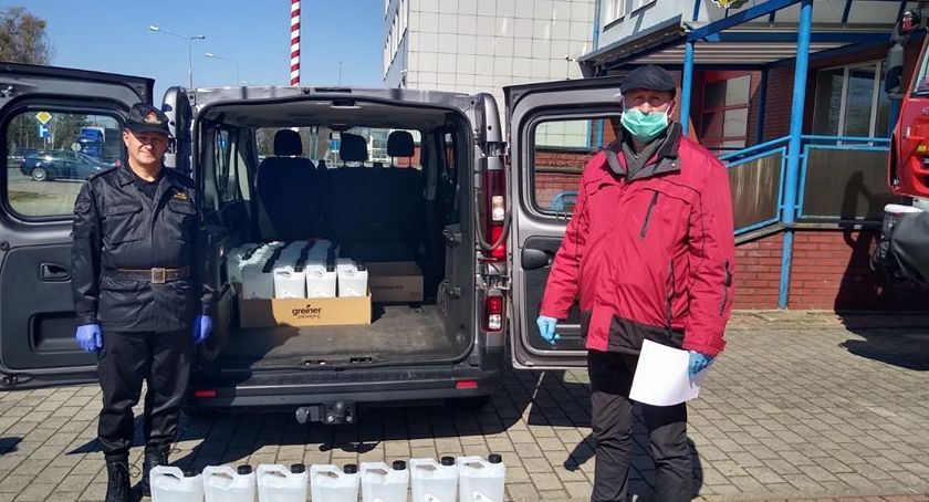 300 litrów płynu do dezynfekcji dla strażaków z powiatu skierniewickiego 
