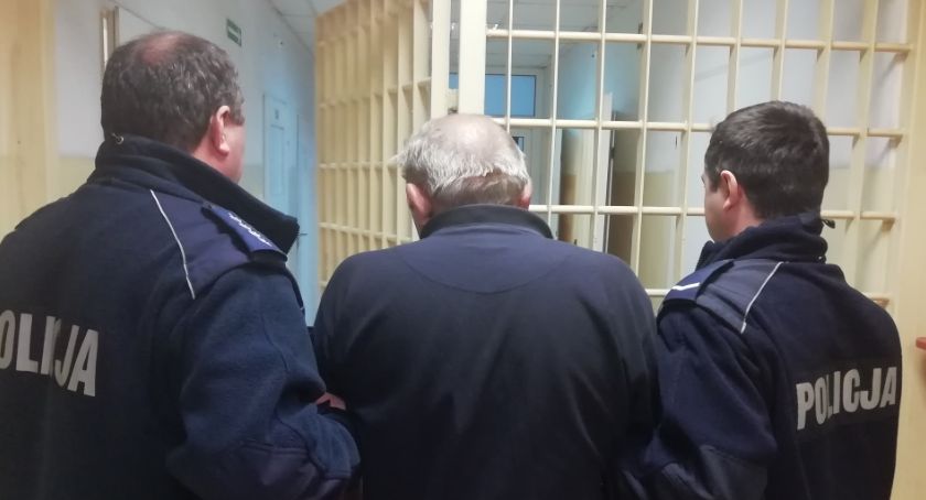 Najpierw napadł na kobietę, a potem wepchnął ją do zalewu 