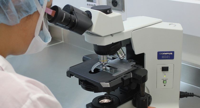 Spada liczba osób objętych kwarantanną i izolacją domową