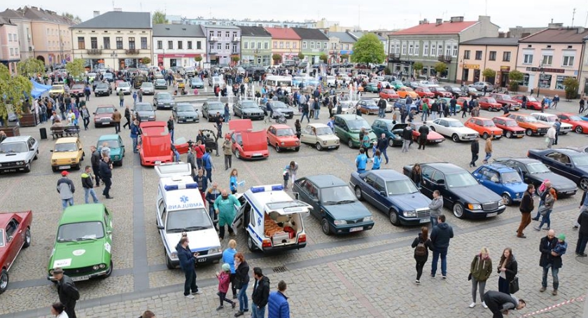Zabytkowe cuda motoryzacji na skierniewickim rynku