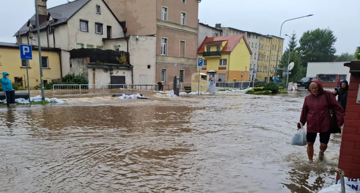 Piãc krajów biôtkùje z bôłdzą. Roscą stratë – téż w lëdzach