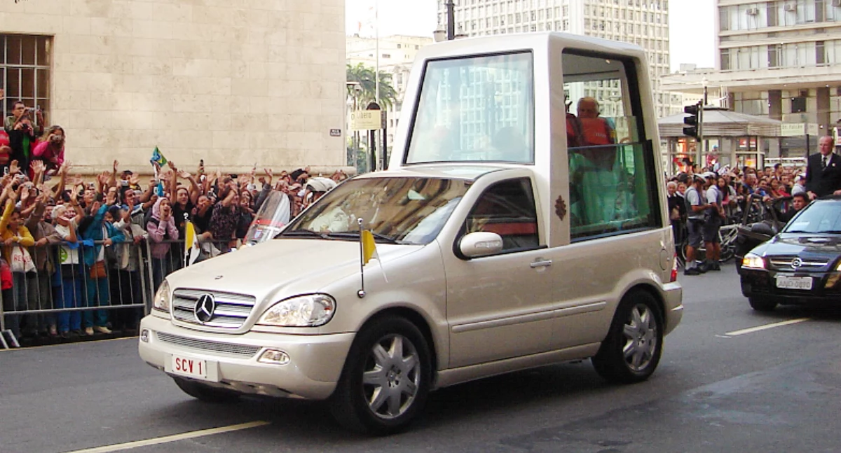 Mercedes pòkôzôł pierszé w historie elektriczné papamòbile