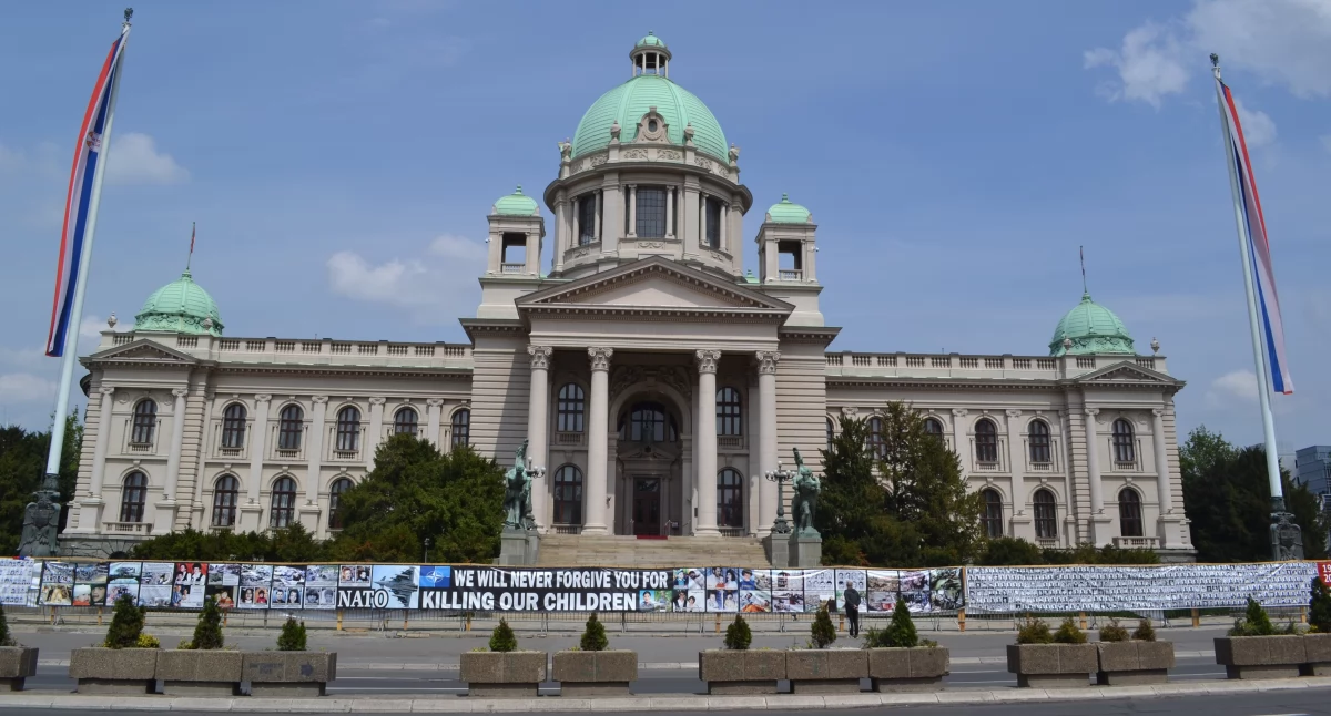 Gaz i granatë w serbsczim parlamence