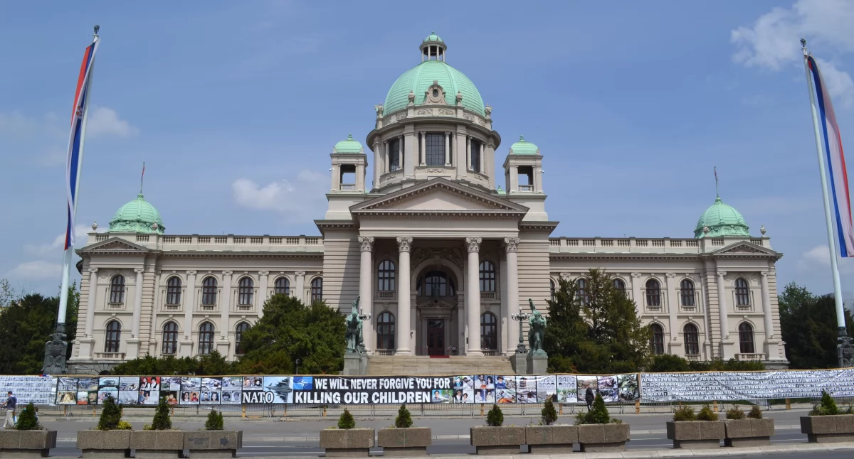 Przez sto tësący sztëk lëdzy na protestach w Belgradze
