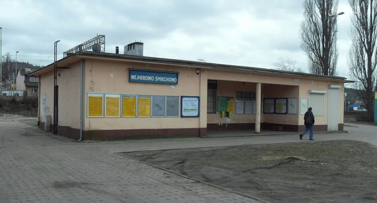 Pòbilë banowégò na peronie w Wejrowie