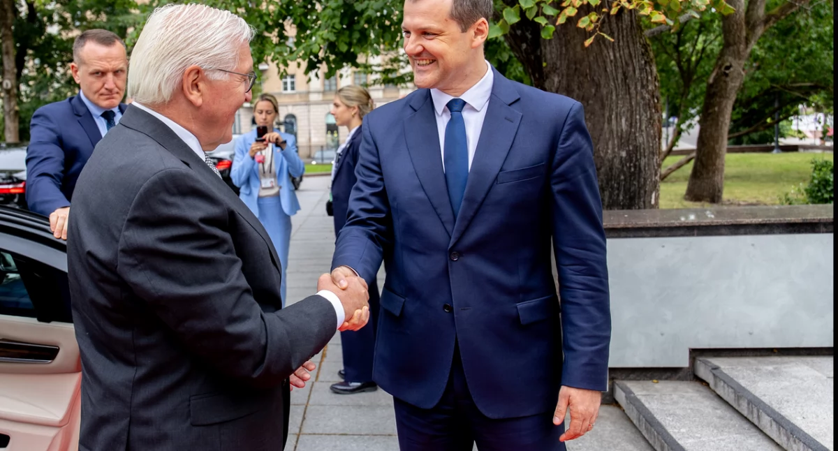 Premiéra Lëtwë zapłacył sztrôfã dzesãc lat pò terminie