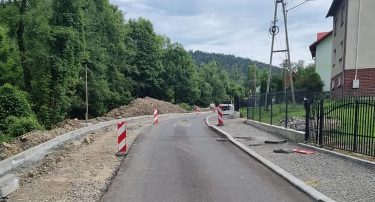 Kontrola postępu prac drogowych na drodze powiatowej nr 1419 S w Koszarawie.
