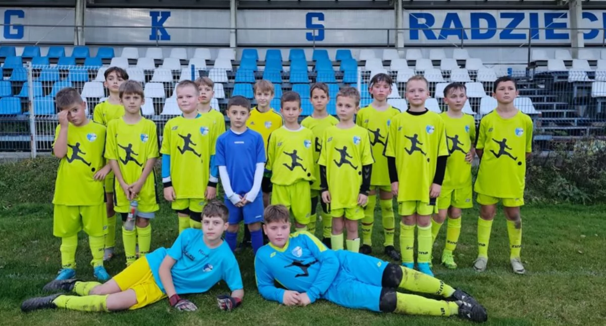 Remis 1:1 w meczu młodzików - Karol Sapiński strzela bramkę