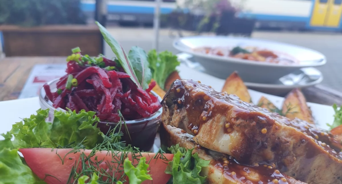 Restauracja Dworcowa - Zapraszamy na Smakowitą Podróż Kulinarną! Zestawy Obiadowe od 19,90 zł - Barszcz Ukraiński, Soczyste Udko z Kurczaka i Aromatyczne Żeberka!