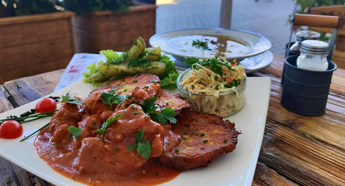 Specjalności dnia w Restauracji Dworcowej: Zupa Grochowa, Makaron Penne ze Szpinakiem i Kurczakiem oraz Placki Ziemniaczane z Gulaszem | Restauracja Dworcowa