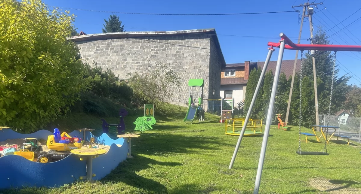 Doposażenie placu zabaw w Sołectwie Ostre w nowe urządzenia zabawowe oraz elementy małej architektury