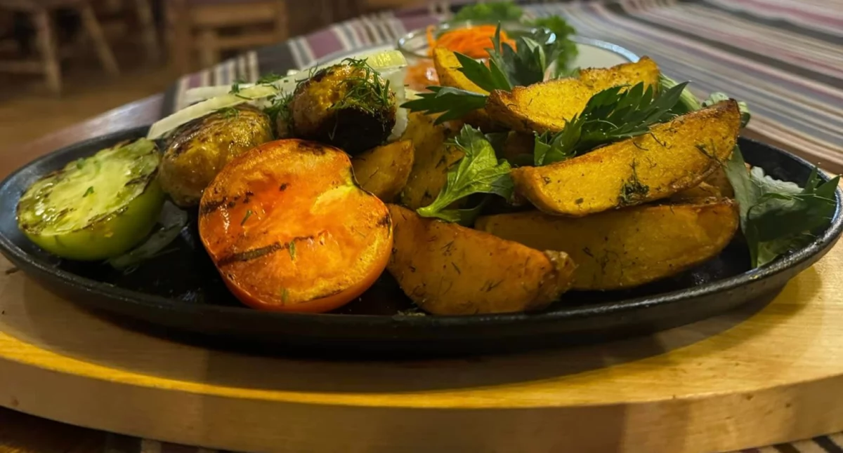 Gruziński Weekend w Restauracji Dworcowej - Menu z Szurpą, Chaczapurim i Saszłyki lula kebab z Jagnięciną - Rezerwuj Miejsce!