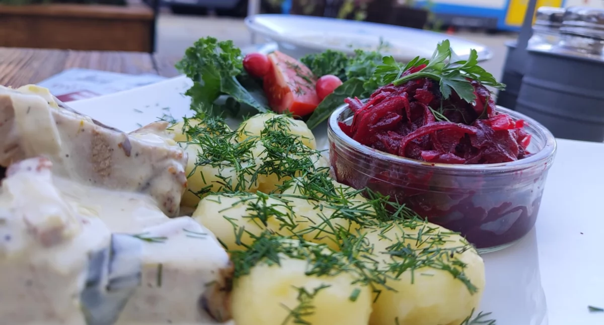 Poniedziałkowe zestawy obiadowe w Restauracji Dworcowej - delikatne filety z kurczaka w chrupiącej panierce oraz soczysta pieczeń z szynki w sosie porowym, tradycyjnymi kluskami śląskimi i buraczkami. Smaczny początek tygodnia!