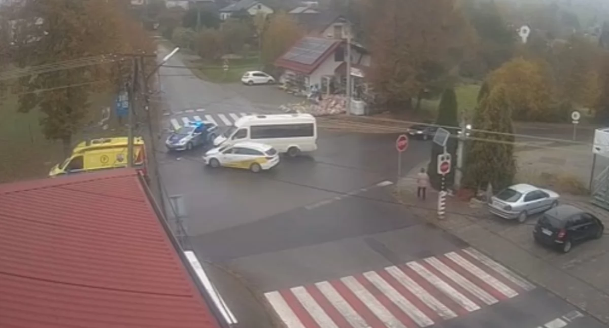 Zdarzenie Drogowe na Ul. Wiejskiej w Lipowej: Kolizja autobusu i samochodu osobowego - Służby ratunkowe na miejscu