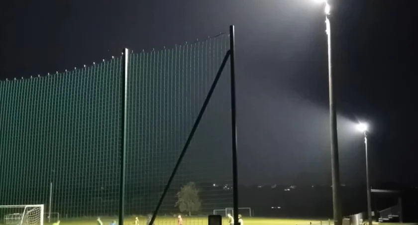 Stadion LKS Skrzyczne Lipowa z nowym oświetleniem zapowiada rozwój klubu i regionu