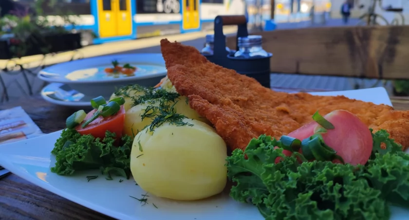 Poniedziałkowy Obiad w Restauracji Dworcowa – Propozycje Menu: Rosół z Makaronem, Kotlet Mielony, Schab XXL
