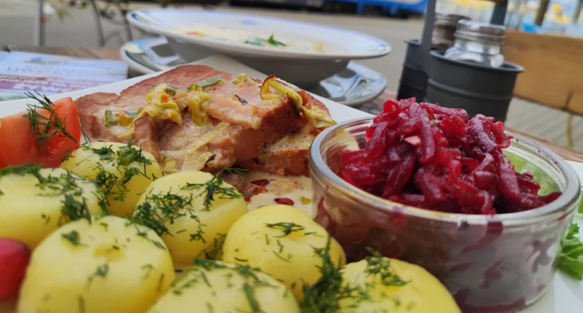 Restauracja Dworcowa - Smaczne Zestawy Obiadowe | Krupnik z ziemniakami, Fileciki z kurczaka, Pieczeń z karczku | Menu dzisiaj | Zapraszamy!