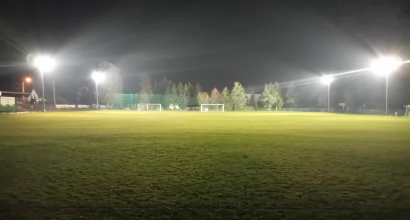Nowe Oświetlenie na Boisku LKS Skrzycznego Lipowa - Treningi po zmroku. Dodatkowe lampy dla funkcjonalności i estetyki stadionu. Klub zadowolony z postępu prac.
