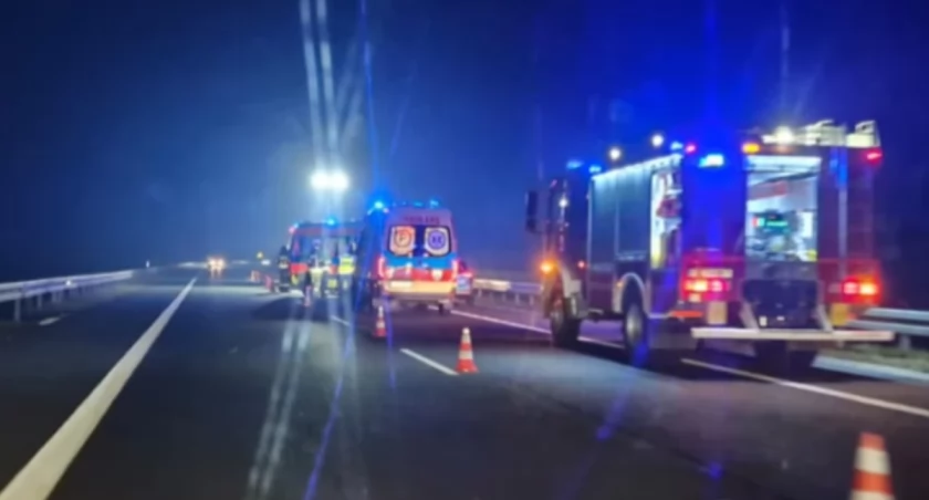Wypadek na drodze S1 w Wieprzu – działania służb ratunkowych, przyczyny incydentu badane.