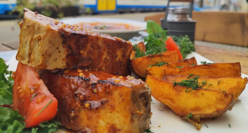 Restauracja Dworcowa - Zestawy Obiadowe: Zupa Ogórkowa, Pulpeciki w Sosie Koperkowym, Żeberka Wieprzowe - Menu i Ceny