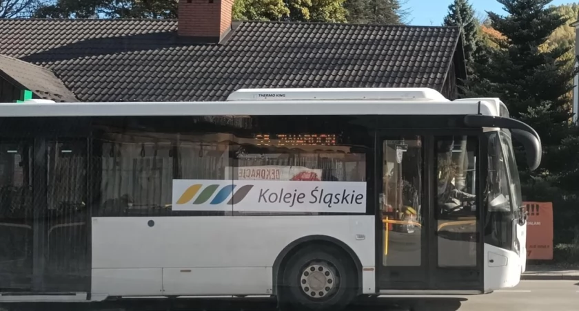 Przedłużenie komunikacji zastępczej na trasie do Zwardonia - zmiany w harmonogramie remontu kolejowego, zwiększenie czasu trwania komunikacji autobusowej, ułatwienia dla podróżujących.