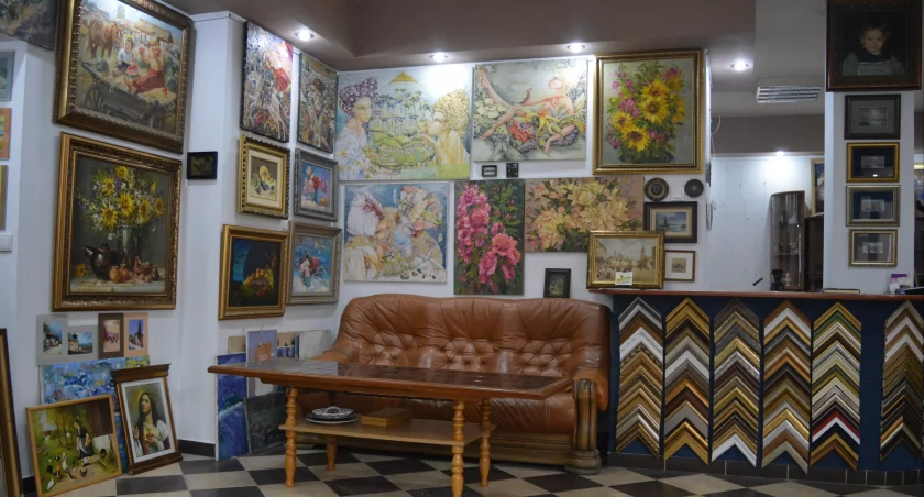 Etude Studio Rozhniatovskich – Galeria Sztuki, Renowacja, Projektowanie. Odnawianie Obrazów, Ram, Mebli i Luster. Tworzenie Ram na Zamówienie. Żywiec. 