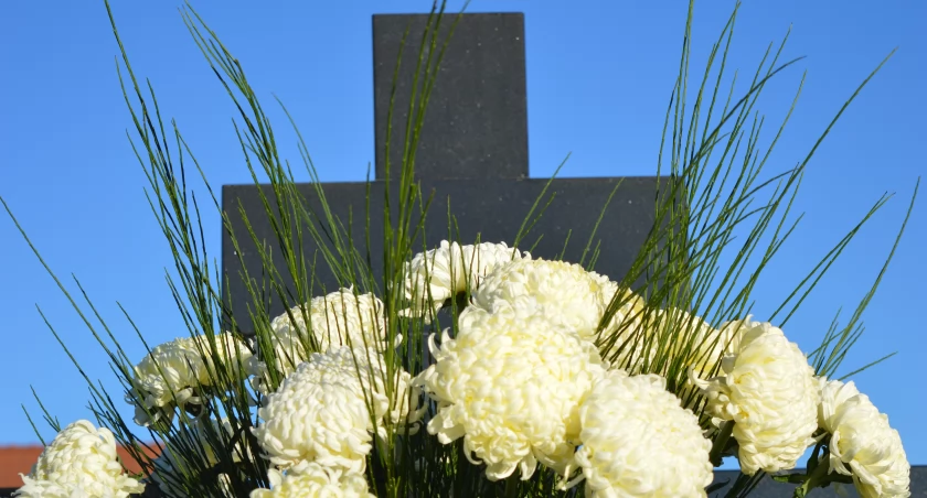 Dzień Wszystkich Świętych w Powiecie Żywieckim - Tradycje i wspomnienia, Znicze, kwiaty i refleksja nad pamięcią bliskich zmarłych. Pełen szacunku dzień zadumy i miłości.
