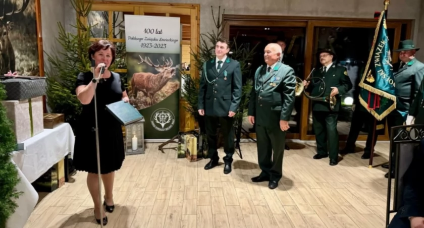 Uroczystość 60-lecia Koła Łowieckiego Hubert z Jeleśni - Obchody i sentymentalna refleksja na przyszłość, integrując społeczność łowiecką. Tradycja i kultura w centrum wydarzenia.