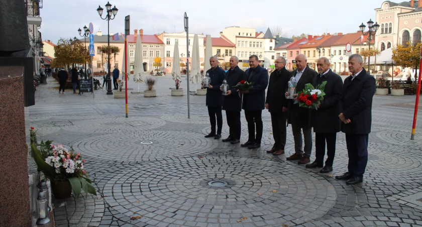 Przedstawiciele samorządów w Żywcu uczcili pamięć zmarłych podczas Dnia Wszystkich Świętych poprzez złożenie kwiatów i zapalenie zniczy.