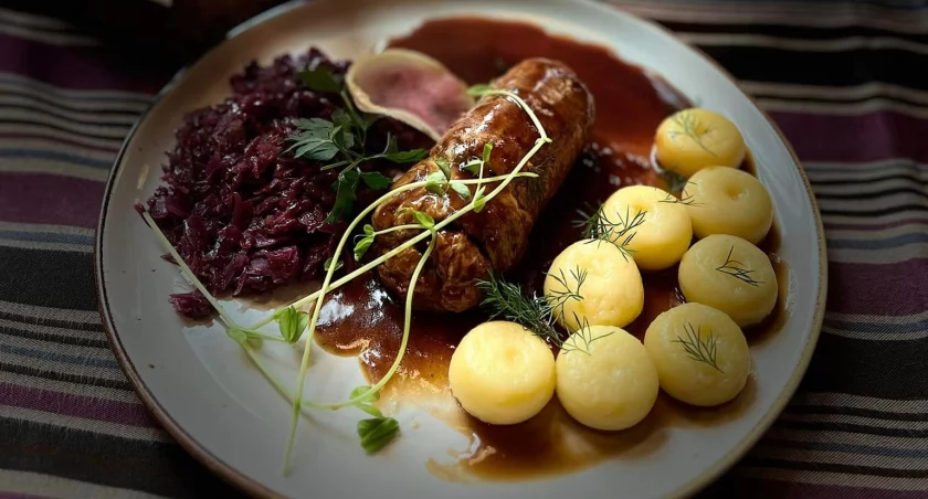 Menu Jesienne - Soczysta Rolada Wieprzowa z Kluskami Śląskimi i Kapustą Modrą oraz Kwaśnica na Jagnięcinie - Rodzinny Obiad w Listopadzie