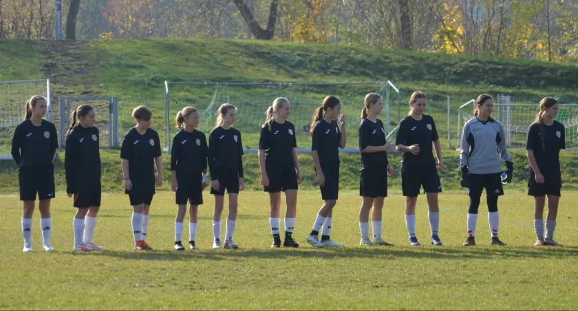 Zwycięstwo juniorek TS Mitech Żywiec 5:2 nad GKS Katowice - Emilia Biela i Ola Bysko dwie bramki każda, Natalia Somerlik trafienie. Skład drużyny i gratulacje!