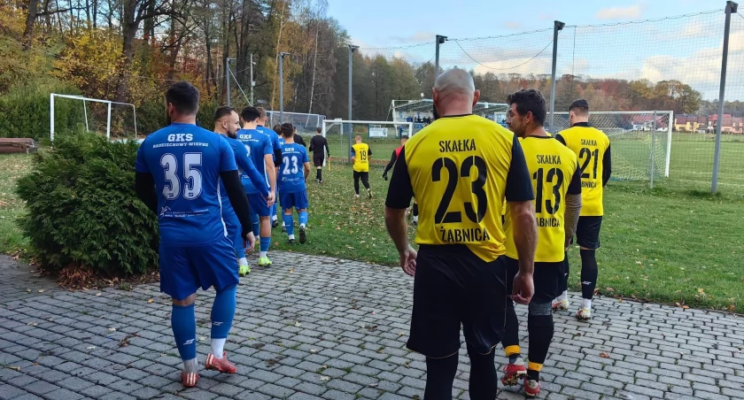 Dominujące zwycięstwo GKS Radziechowy-Wieprz nad Skałką Żabnica - rezultat meczu 5:0 daje nadzieję na udany sezon, imponująca forma drużyny!
