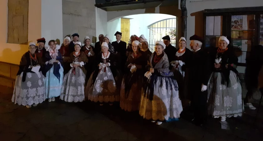 Żywieckie Zaduszki: Pamięć o Przodkach - Msza święta pod przewodnictwem biskupa Pindela, refleksja nad dziedzictwem i wartościami regionu. Modlitwa za zmarłych i żyjących.