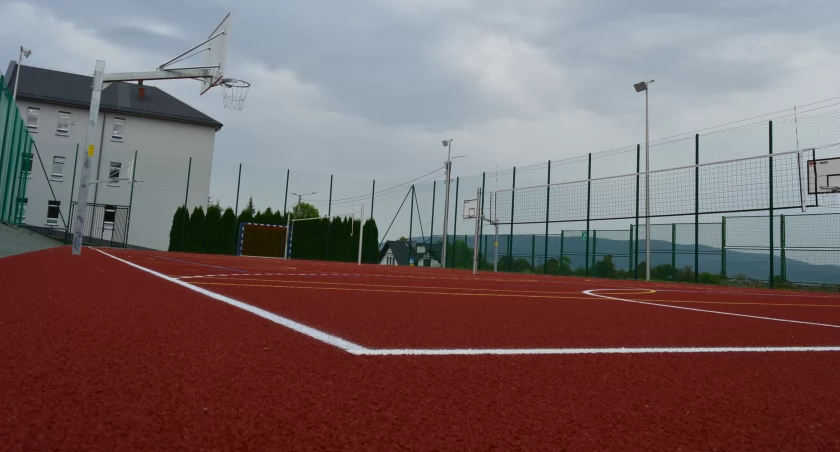 Nowe wielofunkcyjne boisko przy szkole w Lipowej - idealne miejsce do aktywności sportowej dla wszystkich!