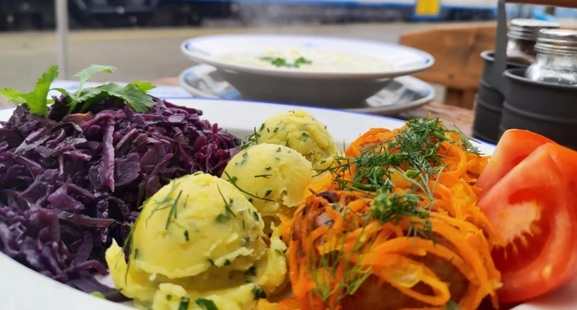 Zestawy obiadowe: Krupnik, Kotlety Mielone, Kapsa Juchasa - Restauracja Z Ziemniakami i Czerwoną Kapustą