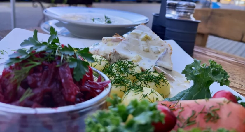 Nowe Smaki w Restauracji Dworcowej: Zestawy Obiadowe, Fileciki z Kurczaka i Pieczeń z Karczku - Menu na Dziś!