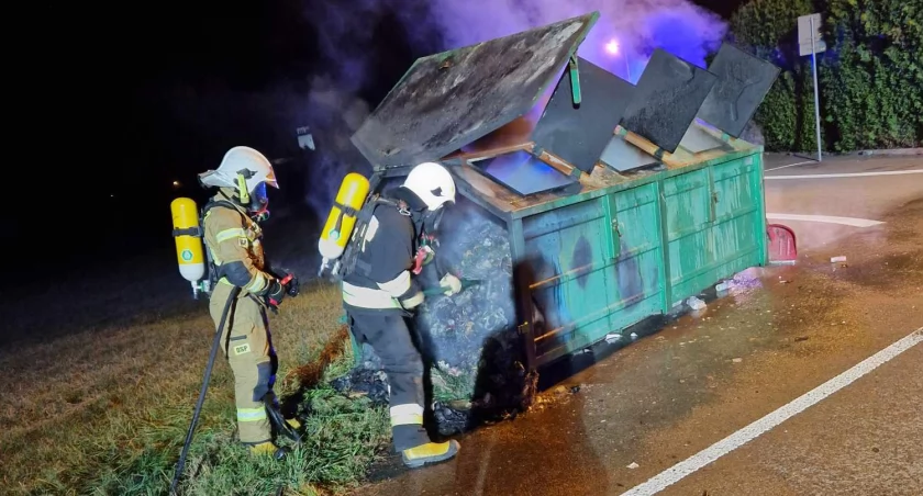 Pożar kontenera na cmentarzu komunalnym w Leśnej - Interwencja strażaków OSP Leśna | Listopad 2024 - Raport