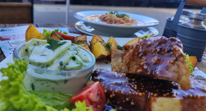 Zestawy Obiadowe w Restauracji Dworcowa: Kurczak w Domowym Stylu i Żeberka w Miodowej Marynacie - Tradycja i Smak Domowy!